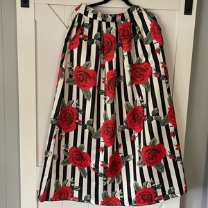 Floral print long skirt with pockets. Size large.